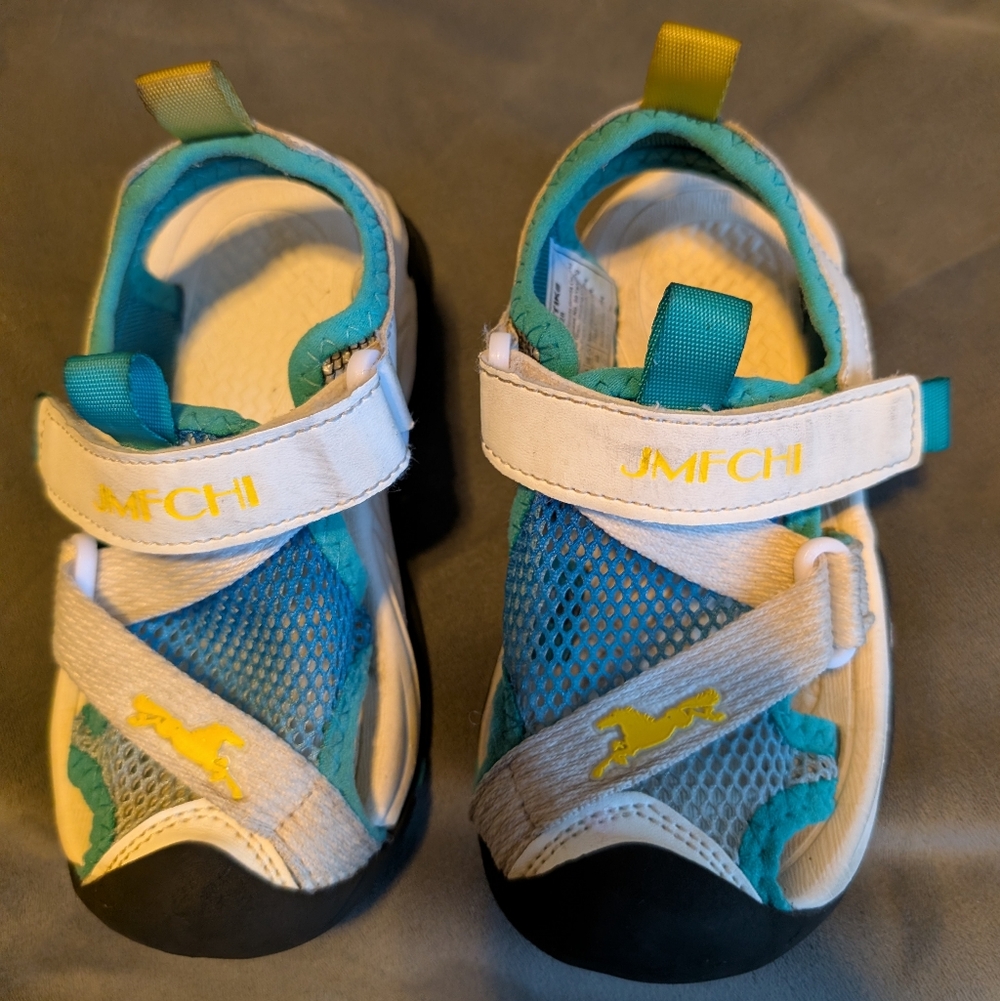 Box#4 😍 5 For $25 😍 Kids Closed Toe Water Sandals - Blue and White